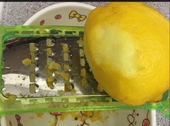 step3: 檸檬將黃色表皮刨出，留起備用
