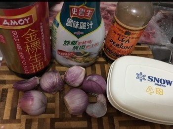 step1: 洋蔥切好。。。
開中火落牛油
爆香洋蔥後
加豉油、喼汁、雞汁、半碗水
煮大約5分鐘後