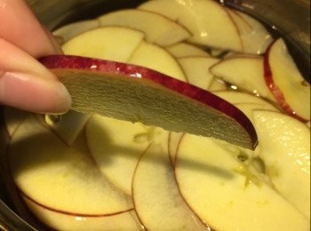 step2: 碗內先注入水及檸檬汁，蘋果切開一半後，再切片，每片約2MM厚，即時放入碗內，防止變啡。