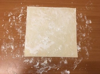 step6: 於工作枱上先灑滿麵，再放酥皮於枱。