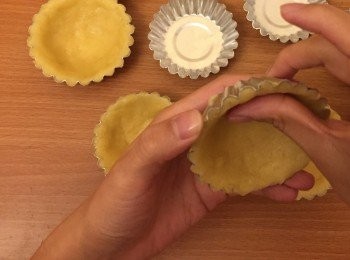 step13: 用姆指按壓撻模成型。如牛油溶得太快可放入雪櫃再冷藏。