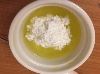 step4: 只要蛋白，把生粉倒進蛋白內攪勻備用。