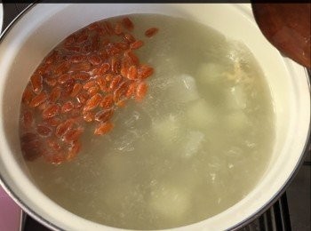 step3: 再加杞子煲多15分鐘，加少許鹽便可