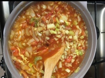step10: 最後將已煮好的蔬菜及湯加入牛湯以大火煲多15分鐘便可。
