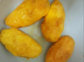 step2: 將芒果去皮，備用