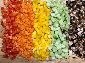 step2: 將所有材料（除蔥外）切粒