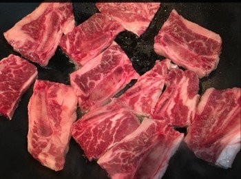 step3: 牛仔骨煎兩邊大約每邊3分鐘
***用中火煎，煎嘅時候唔好手多不停反