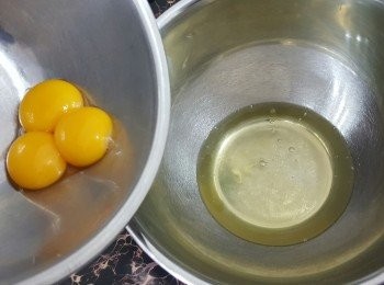step3: 蛋黃和蛋白分開，裝蛋白的容器必須乾淨無水無油