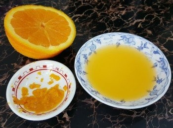 step2: 將香橙洗淨，磨半個橙皮屑3克、榨汁取30克橙汁待用