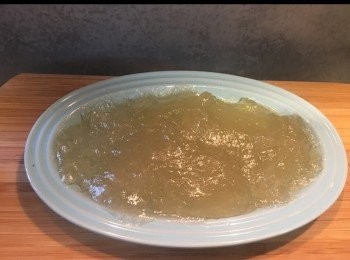 step6: 將粉糊放上碟，放入雪櫃雪凍。
雪凍後可將葛餅切細粒。