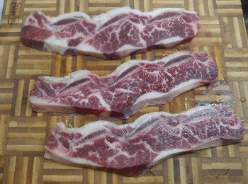 step1: 洗乾淨牛仔骨， 抹乾備用