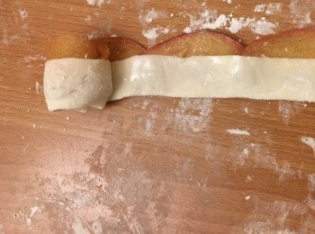 step11: 慢慢卷起，成玫瑰花形。