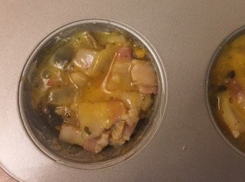 step7: 再注入蛋白混合物，可用小匙輕攪勻蛋白及蛋黃混合物，留意不要過分攪拌至蛋白出水。