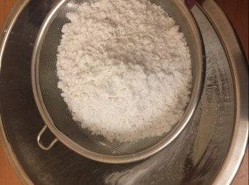 step2: 低筋麵粉先過篩