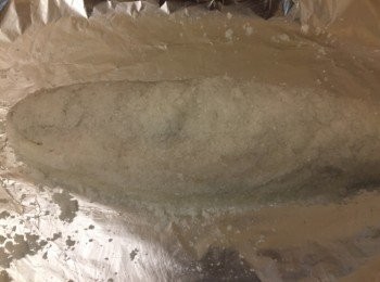 step6: 魚放上粗鹽混合糊上，再用粗鹽糊蓋好。