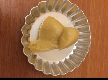 step11: 取出麵糰後，批模先塗上少許油，麵糰放入後，用手指按好，均勻地鋪在撻模上。