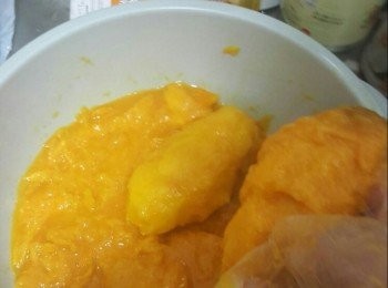 step3: 用另一容器，用手將芒果搾肉，大小約一口大小，最後將剩餘搾汁