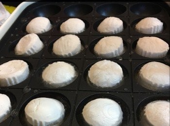 step2: 落湯圓，中火煮約4分鐘。反轉