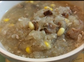 step4: 先將冬瓜蓉加雞湯煲滾
再落肉碎、冬菇攪勻
中火煲15分鐘落粟米後煲多5分鐘