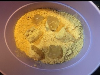 step7: 將葛餅撈入黃豆粉。