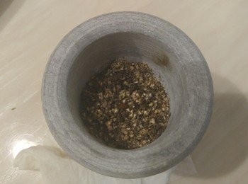 step4: 將黑胡椒1.5湯匙和白胡椒半湯匙顏碎