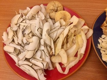 step1: 南北杏、川貝，先浸15分鐘備用。