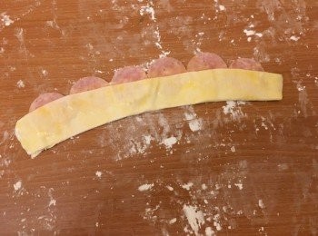 step7: 酥皮向上對摺，再塗上蛋漿。