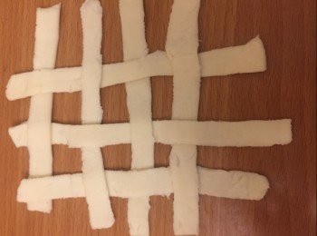 step10: 輕放於混合物上，再褶好多餘出的酥皮條。

酥皮面輕塗上少量油。