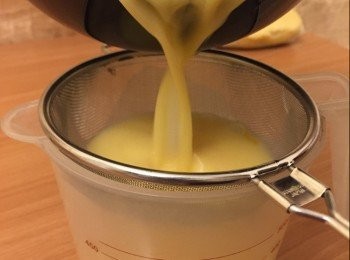 step11: 過篩倒入量杯內，方便倒進撻皮內，可先放入雪櫃至使用前取出。