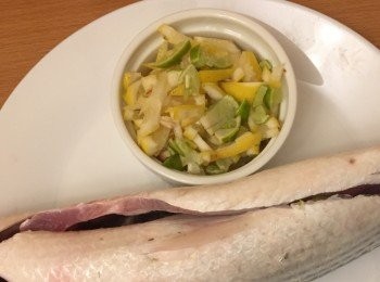 step2: 黃檸檬及青檸檬，同樣洗淨後，連皮切條。