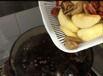 step7: 滾水後加入材料煲45分鐘，熄火焗15分鐘。