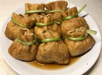 step4: 再用一整蔥扎口袋
（因為我沒有沖所以用了皇帝菜的莖來做，有點硬及不夠長。用青蔥效果很好多）
扎好後放碟淋上剛才煮腐皮的汁蒸15分鐘完成
