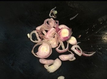 step2: 開鑊加油*鑊同油要滾熱
炒香紅蒜頭
落肉再炒