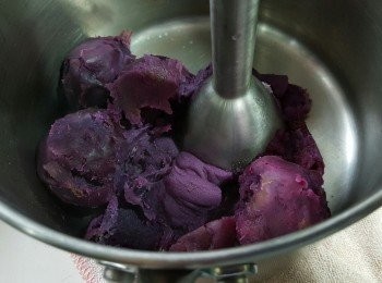 step3: 然後將紫薯壓碎(我用電動手提攪拌機打碎)