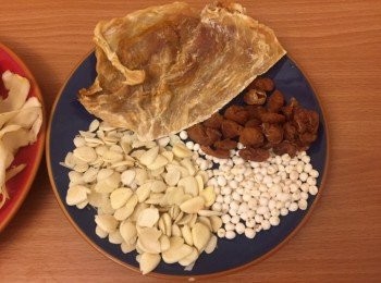 step2: 鱷魚肉乾出水，其餘<span class="group_1">食材</span>洗淨。