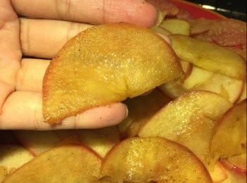 step5: 蘋果會變軟及沾滿玉桂粉，如圖示。