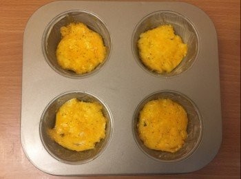 step3: 蘑菇、煙肉、洋蔥洗淨後切粒，
開鑊為中火，落點油，先落蘑菇。
再落煙肉，最後落洋蔥一起煮熟，備用。