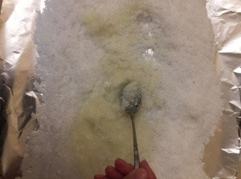 step5: 鋪好錫紙，長度需夠包起整條魚。
粗鹽灑上錫紙上，攤開，再倒上蛋白生粉液。攪勻。