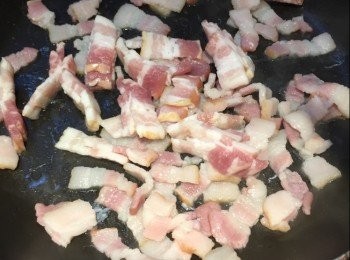 step6: 開中火，不用落油，直接先炒熟煙肉。