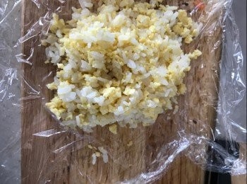 step2: 蛋碎和飯攪勻，用保鮮紙包飯團揑成心形做小雞，鵝蛋形做大雞
