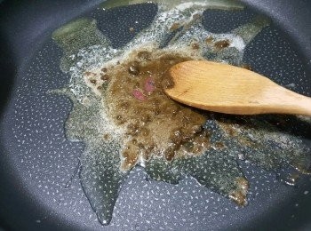 step5: 用平底鑊用慢火將牛油及黑糖煮溶