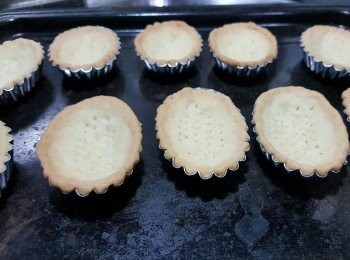 step9: 預熱焗爐170度10分鐘，將撻皮放入焗至金黃,時間約20一25分鐘(焗爐溫度每個不同,時間會有差異,需目測)焗好後取出灘凍,灘凍後才易脫模