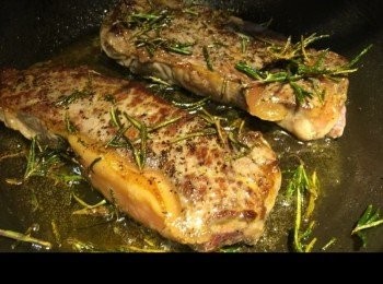 step1: 中火，先用牛油開鑊，落Rosemary煎香, 令全個煎pan都充滿Rosemary香味