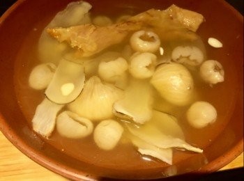 step3: 再將全部材料放入煲內, 落7-8碗水，大火煲1小時，再轉中火煲2小時，最後煲成4碗左右，完成！