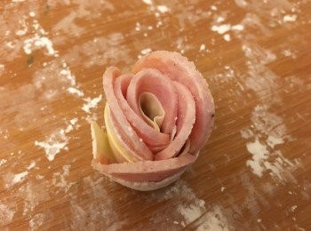 step8: 慢慢圈起，成玫瑰一樣，酥皮外再需要塗些雞漿。