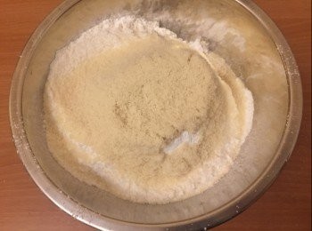 step3: 杏仁粉和糖粉都同樣過篩，倒進麵粉內。
