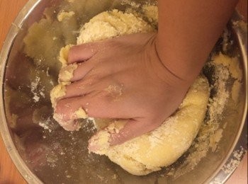 step8: 用手和手掌，將麵糰邊壓邊揉合, 直至看不見麵粉狀，變成麵糰。