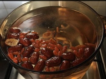 step3: 滾水後加入材料（菊花/銀菊花/冰糖除㚈）以小火滾30分鐘