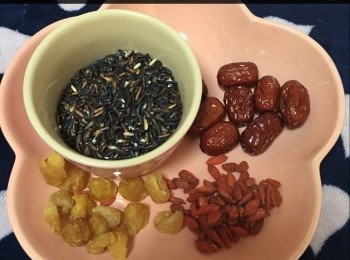 step3: 所有材料浸洗乾淨，水滾後加入所有材料以小火煲45分鐘，熄火焗10分鐘