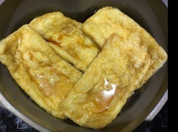 step1: 煮滾<span class="group_2">醬汁</span>下腐皮小火煮10分鐘，若腐皮吸滿<span class="group_2">醬汁</span>